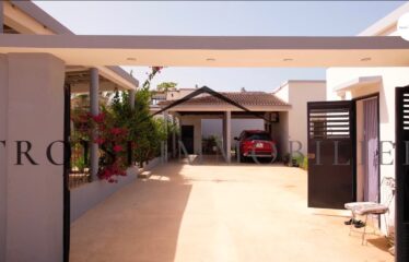 NGAPAROU : A VENDRE magnifique villa 4 chambres + Guest House, Piscine, Parking couvert parfait état