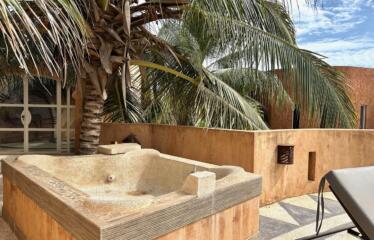 NGAPAROU : Magnifique Riad 400M2, 4 chambres piscine jacuzzi proche plages parfait état