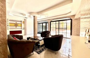 Mbour: Quartier Ancien Aérodrome; un appartement meublé de cinq (05) pièces au 2ème étage de l’immeuble