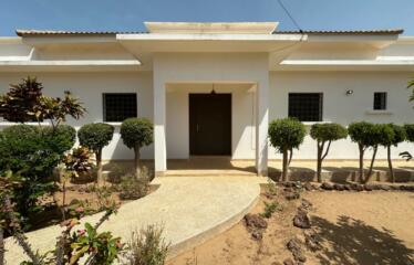 Ngaparou: A louer; une somptueuse villa de 4 chambres, 3salles de bain à l’italienne avec un studio indépendant.
