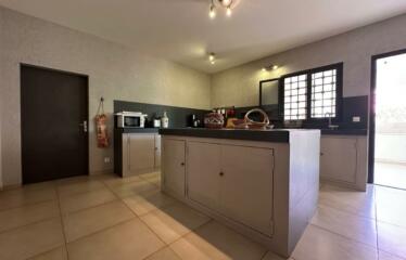 Ngaparou: A louer; une somptueuse villa de 4 chambres, 3salles de bain à l’italienne avec un studio indépendant.