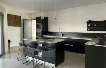 Lagune Somone: Une magnifique villa avec toutes les chambres climatisées à louer à court séjour.
