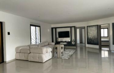 Lagune Somone: Une magnifique villa avec toutes les chambres climatisées à louer à court séjour.